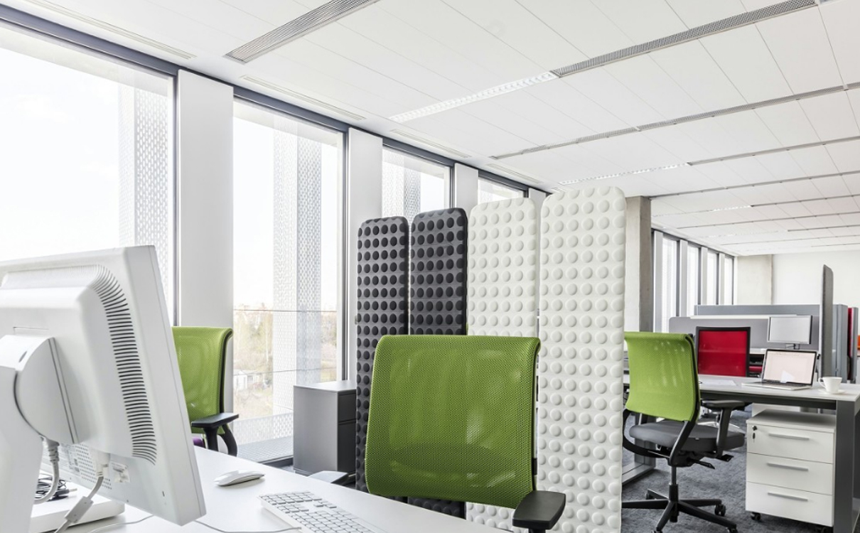 屏风工作位的风格决定了办公椅的风格，比如颜色，材质和款式等风格因素，域恒小编为大家带来屏风办公桌和办公椅的风格是配套的相关的知识：